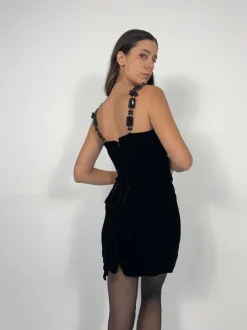 Abito corto in velluto con spalline gioiello